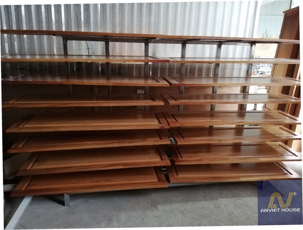 Sơn gỗ tại xưởng