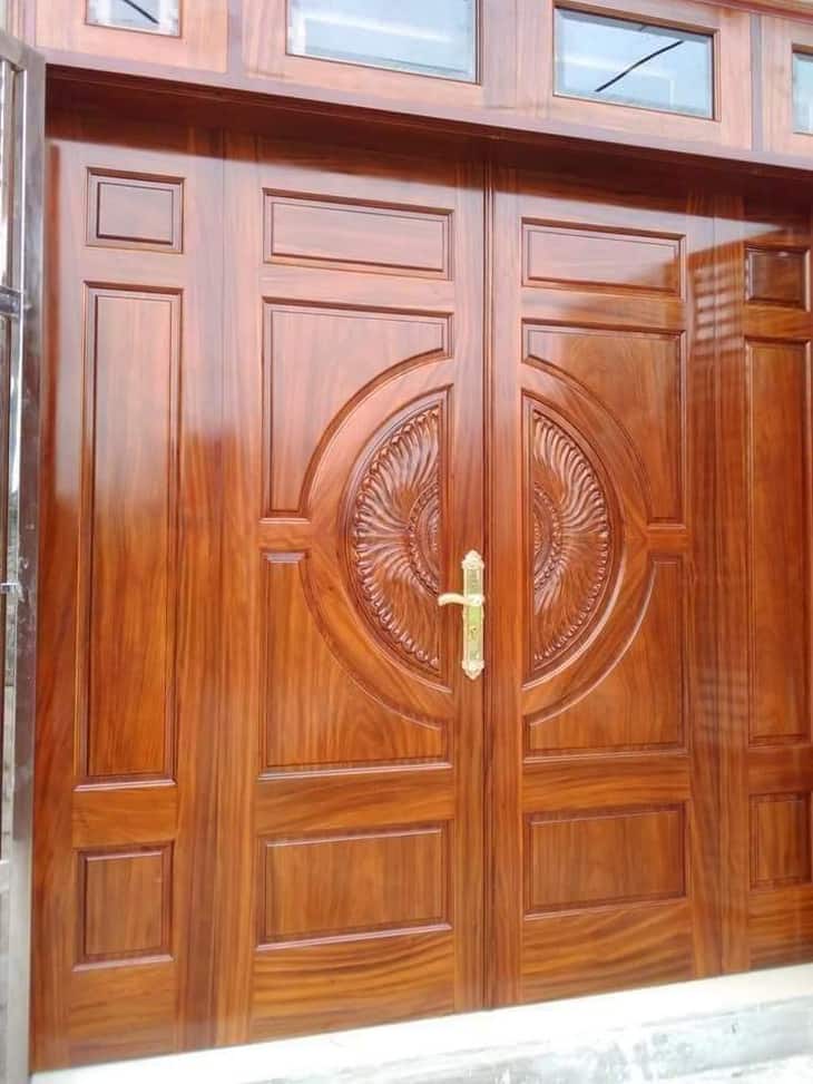 Mẫu cửa gỗ biệt thự đẹp: Mẫu cửa gỗ biệt thự đẹp mang lại cho ngôi nhà của bạn vẻ đẹp sang trọng và lịch lãm. Sử dụng gỗ cao cấp và thiết kế tinh tế, mẫu cửa này tạo nên một kết cấu ấn tượng và độc đáo, phù hợp với nhiều phong cách kiến trúc đương đại.