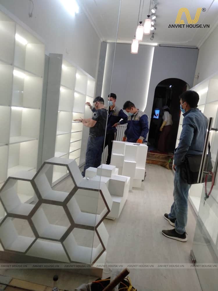 thi công nội thất shop túi xách Emmy