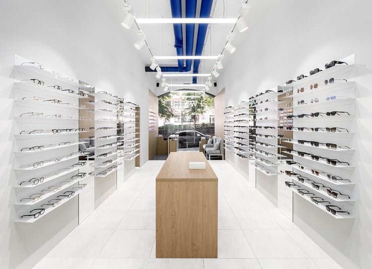 Thiết kế cửa hàng kính mắt hiện đại 2024: Năm 2024, cửa hàng kính mắt hiện đại đi đầu trong lĩnh vực thiết kế cửa hàng mới, với không gian sang trọng và màu sắc tươi sáng. Các sản phẩm được trưng bày tối ưu hóa giúp khách hàng tìm kiếm dễ dàng và đồng thời giúp cho không gian trở nên sáng tạo hơn.