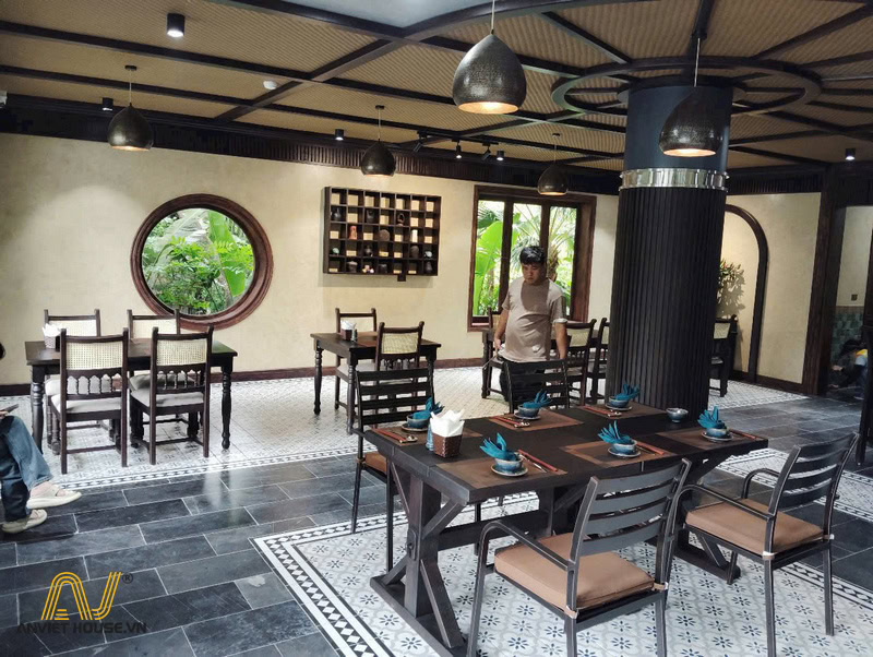 Không gian ẩm thực tinh tế, kết hợp nét đẹp truyền thống và hiện đại.