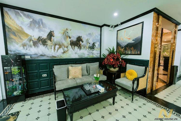 Không gian sảnh được hoàn thiện chỉn chu với gam màu trầm sang trọng