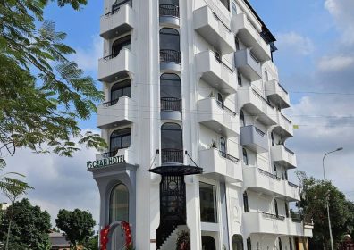 Ocean Hotel Ninh Bình nổi bật với kiến trúc thanh lịch, tạo ấn tượng chuyên nghiệp ngay từ cái nhìn đầu tiên.