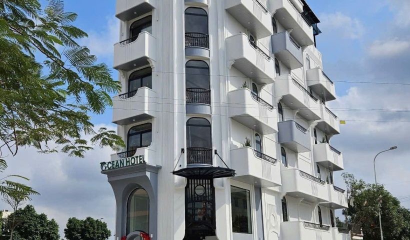 Ocean Hotel Ninh Bình nổi bật với kiến trúc thanh lịch, tạo ấn tượng chuyên nghiệp ngay từ cái nhìn đầu tiên.