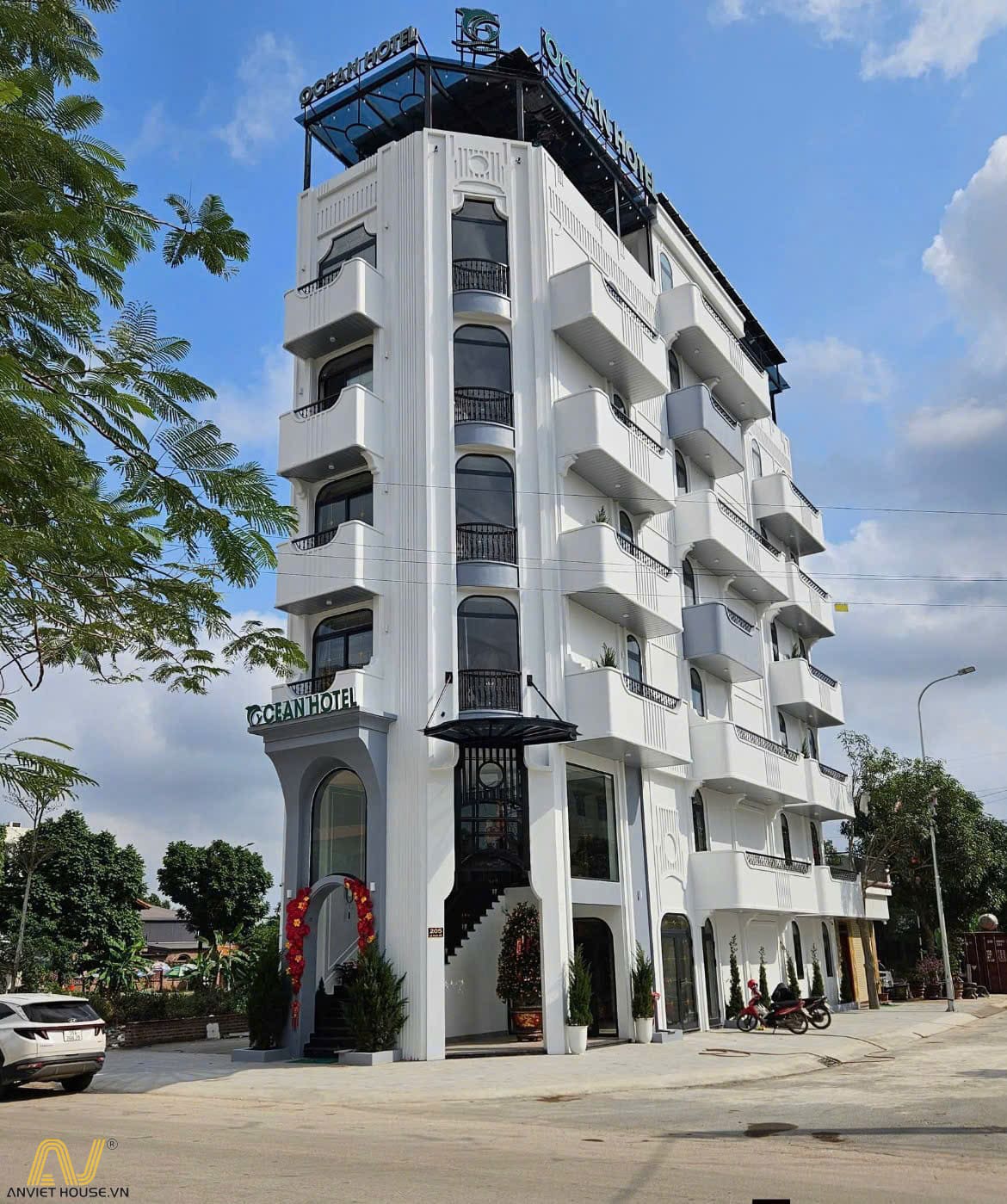 Ocean Hotel Ninh Bình nổi bật với kiến trúc thanh lịch, tạo ấn tượng chuyên nghiệp ngay từ cái nhìn đầu tiên.