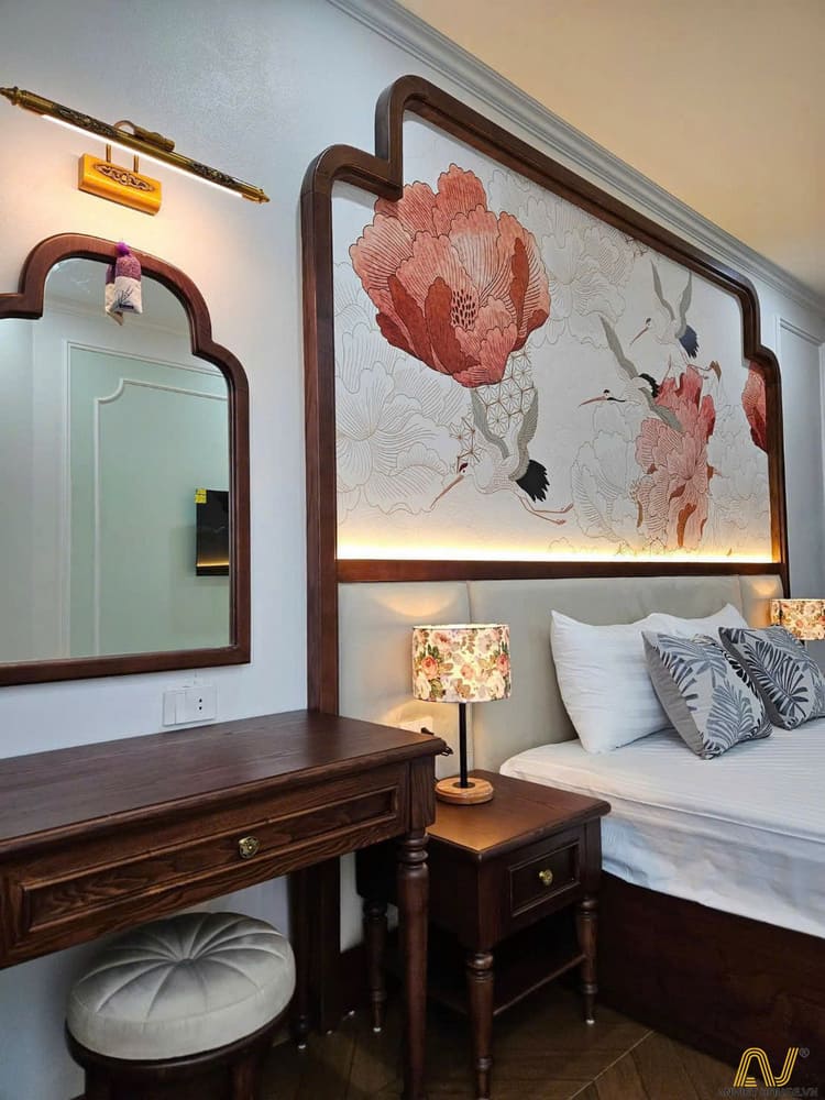 Bức tranh đầu giường rực rỡ cùng nội thất gỗ tự nhiên mang đến không gian nghỉ dưỡng vừa sang trọng vừa gần gũi.