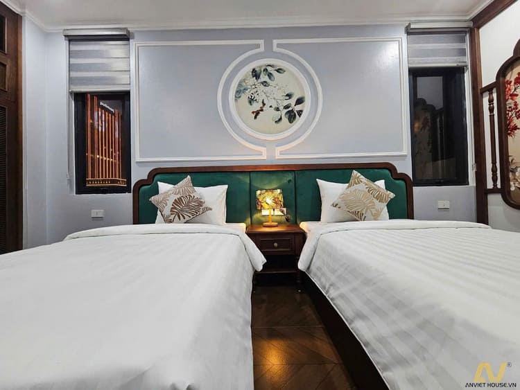 Từng chi tiết nội thất được thi công đồng bộ, kết hợp tranh trang trí giúp căn phòng trở nên mềm mại và cuốn hút.
