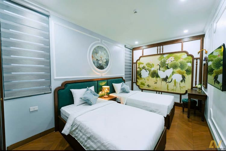 Sự kết hợp giữa màu xanh nhung và gỗ tự nhiên mang đến cảm giác sang trọng nhưng vẫn ấm áp, dễ chịu.
