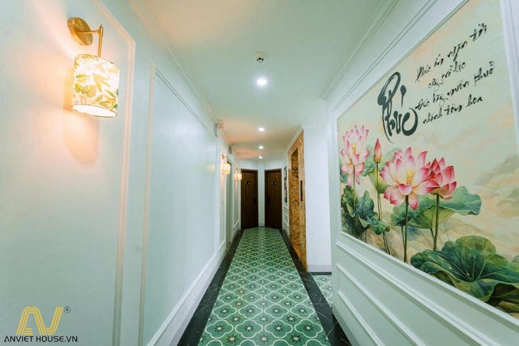 Hành lang được hoàn thiện với gạch bông cổ điển, tranh nghệ thuật và hệ đèn tường tạo nên không gian đầy tính thẩm mỹ.