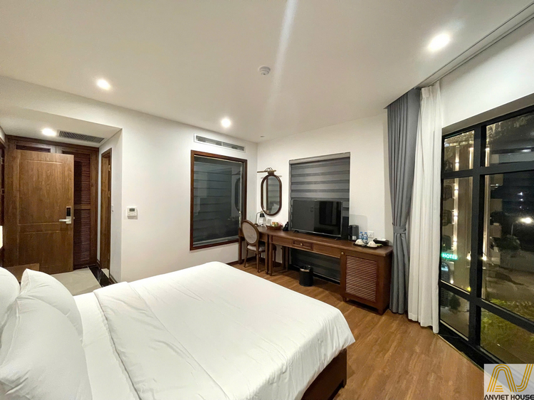 Không gian phòng ngủ được thiết kế đồng bộ, cân bằng giữa tính thẩm mỹ và công năng sử dụng.