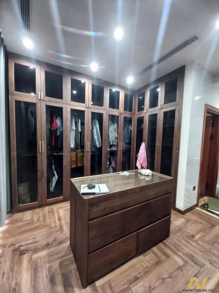 Đảo tủ trung tâm giúp lưu trữ phụ kiện gọn gàng và thuận tiện