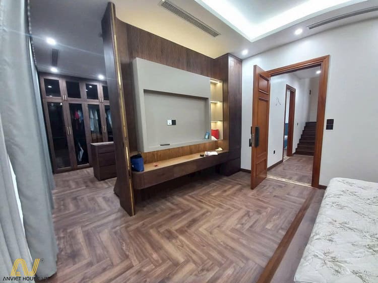 Kệ tivi kết hợp bàn làm việc và bàn trang điểm tạo sự liền mạch cho không gian.