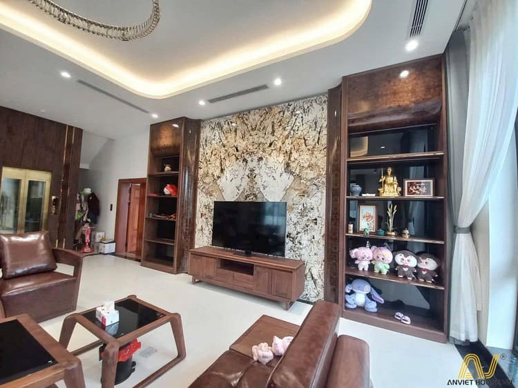 Vách tivi kết hợp đá tự nhiên, tôn lên vẻ đẹp hiện đại của không gian.