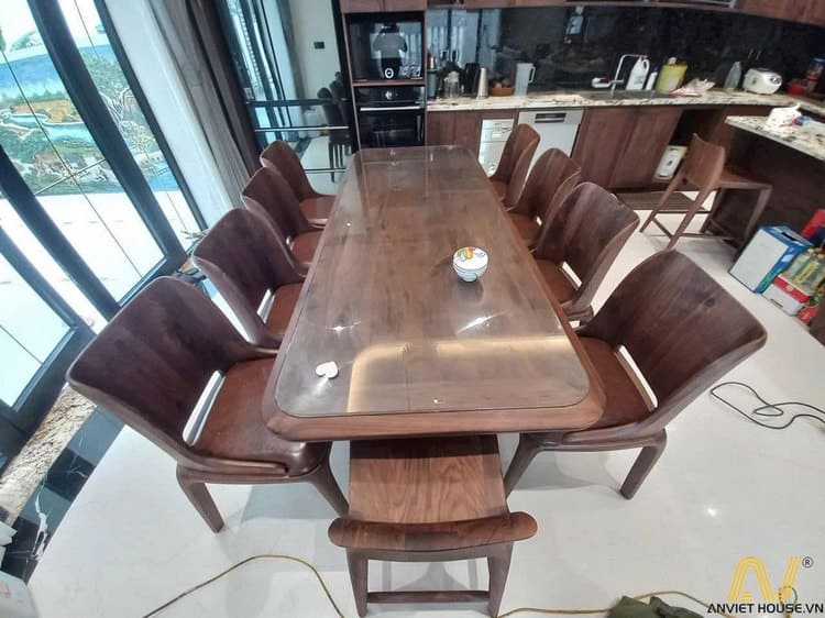 Bàn ăn gỗ óc chó – nơi gắn kết những bữa cơm gia đình.