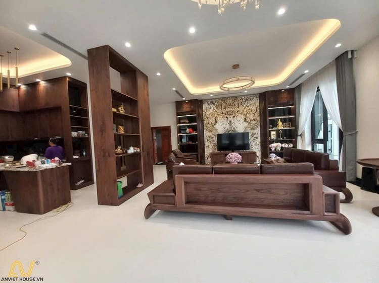Không gian phòng khách sang trọng với vẻ đẹp ấm áp từ gỗ óc chó tự nhiên.