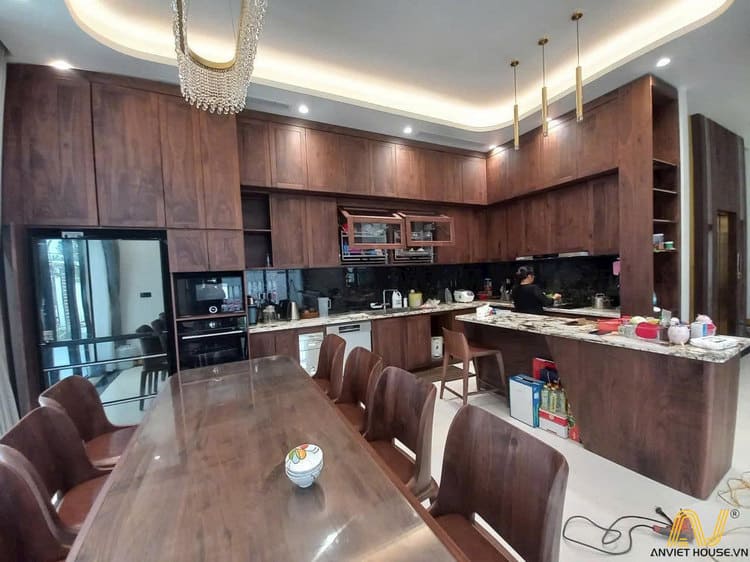 Thiết kế mở giúp kết nối liền mạch giữa bếp và phòng ăn.